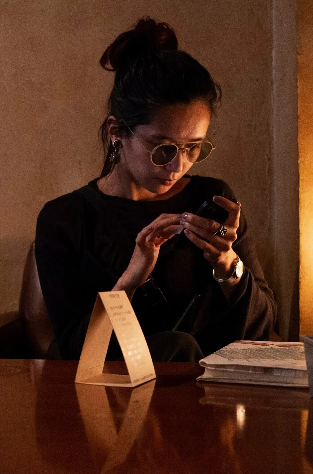 Masada oturan bir kadının orta plan çekimi.